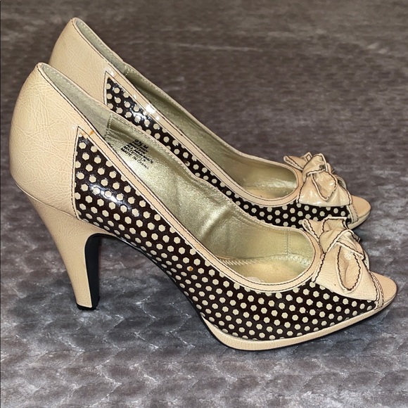 BONGO Faux Patent Leather 4” pumps w peep toe & bow accent.  Multi texture. 9.5 - Picture 1 of 11